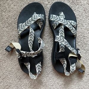 Chaco "Z/2 Adjustable Strap Classic Sandal" - Women's 9 - Black/White